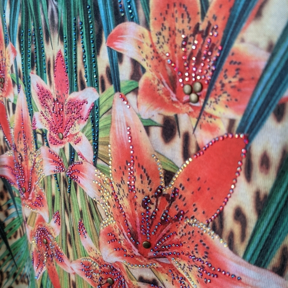 Bleu Printed Floral Leopard Vneck Tshirt - Picture 2 of 5